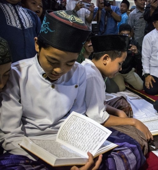 gubernur-jawa-barat-ridwan-kamil-kedua-kanan-melihat-anak-anak-_181214141427-803